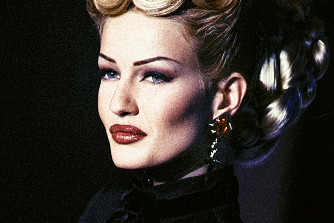 Karen Mulder na wybiegu prezentowała się zawsze zjawiskowo, wręcz posągowo. Tutaj pokaz Thierry’ego Muglera podczas Paris Fashion Week w 1993 roku.