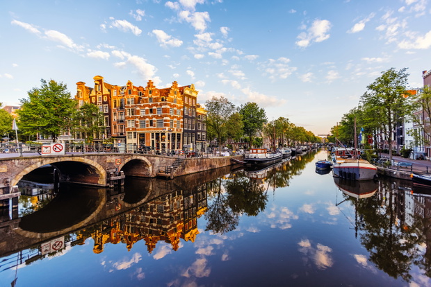 Jeden z klasycznych widoków Amsterdamu – kamieniczki przeglądają się lustrze wody w dzielnicy Jordaan