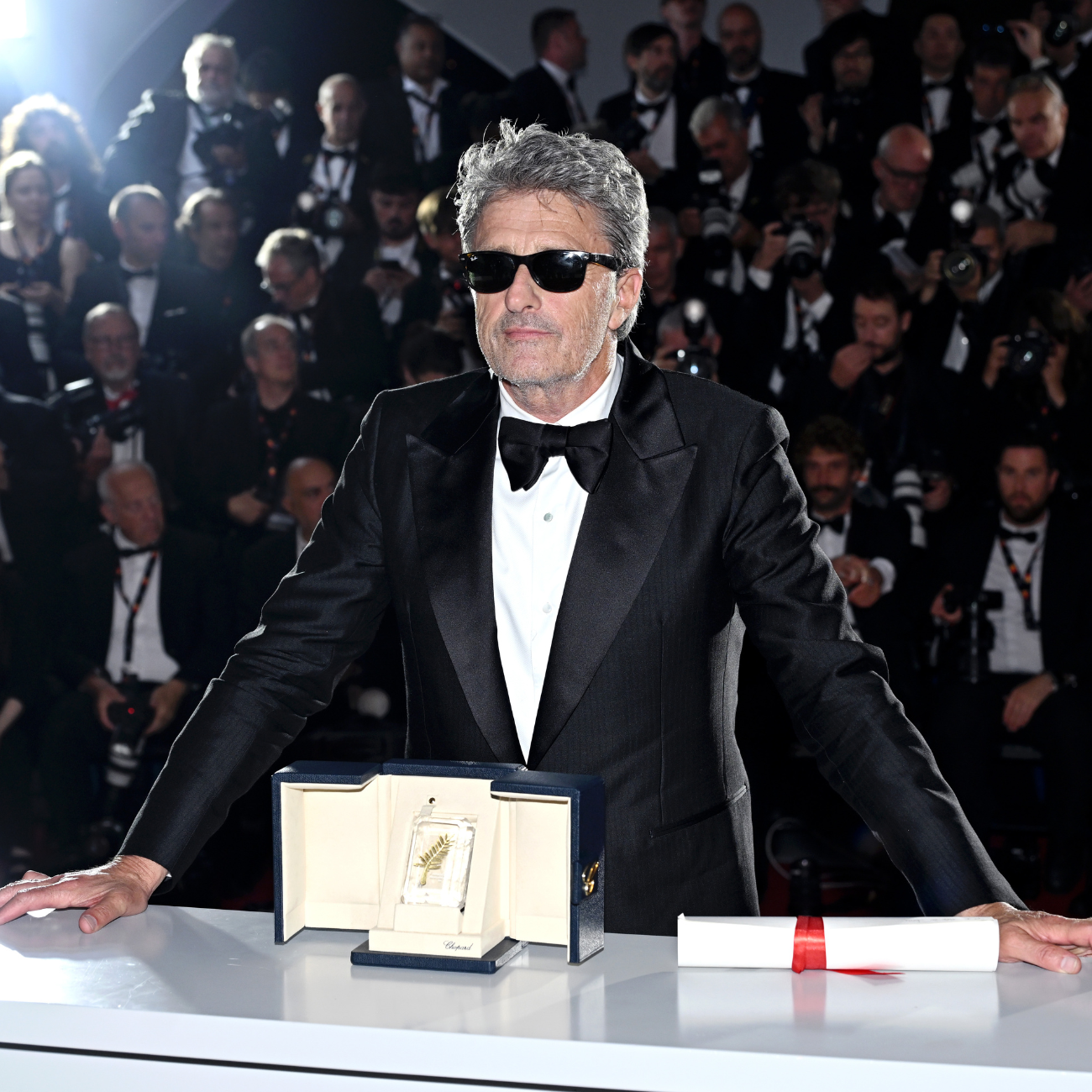 Paweł Pawlikowski pozujący z nagrodą za reżyserię podczas 79. Festiwalu Filmowego w Cannes - 23.05.2026, Cannes, Francja