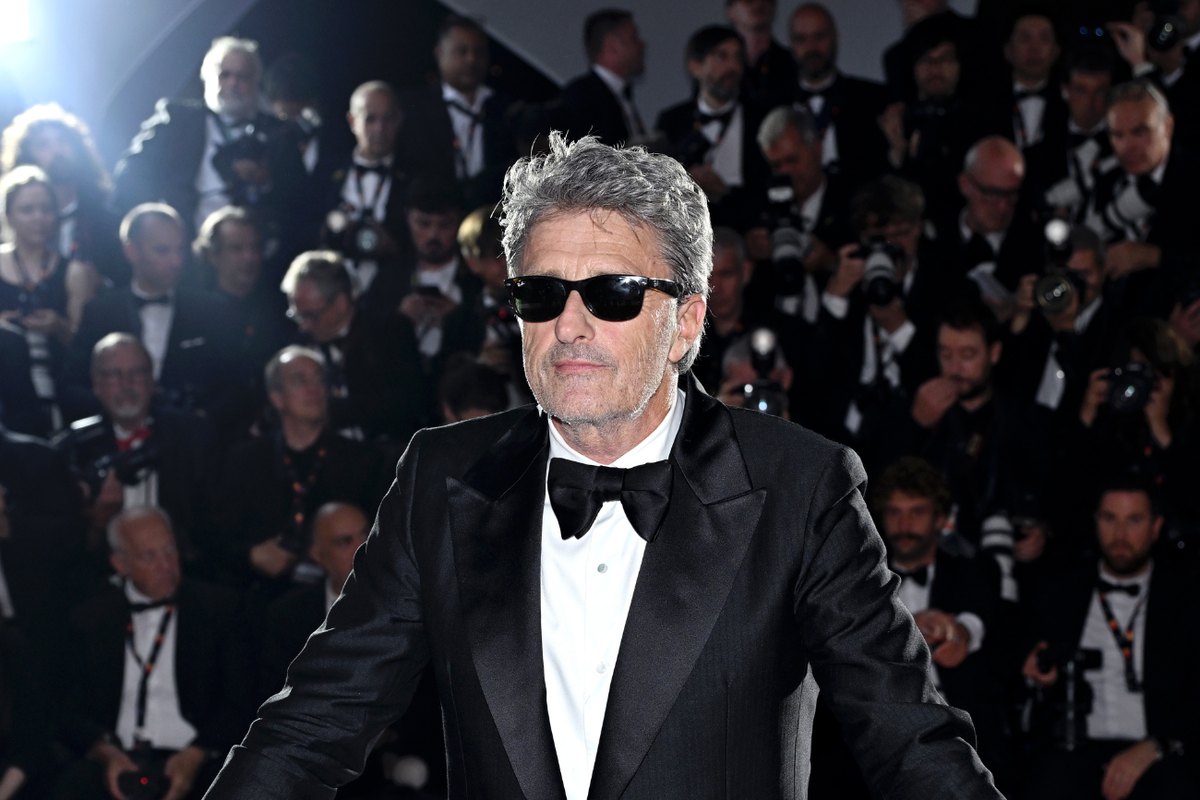 Paweł Pawlikowski pozujący z nagrodą za reżyserię podczas 79. Festiwalu Filmowego w Cannes - 23.05.2026, Cannes, Francja