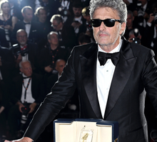 Paweł Pawlikowski pozujący z nagrodą za reżyserię podczas 79. Festiwalu Filmowego w Cannes - 23.05.2026, Cannes, Francja