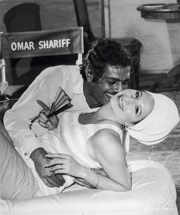 Barbra Streisand i Omar Sharif poznali się na planie filmu „Zabawna dziewczyna”. Byli kochankami, zostali przyjaciółmi. Zdjęcie z 1980 roku.