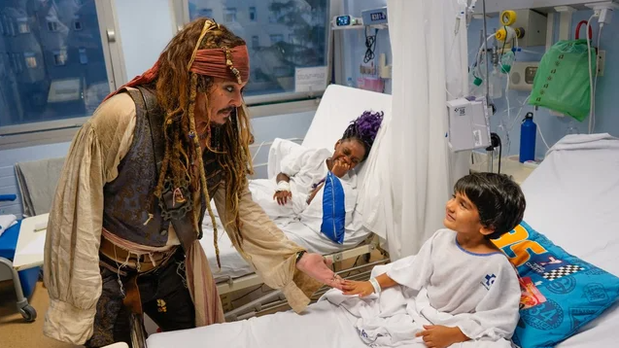 Johnny Depp jako Jack Sparrow w szpitalu w San Sebastian