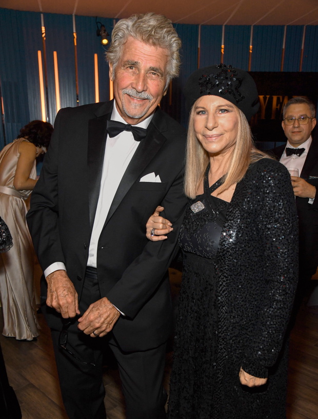 Jamesa Brolina spotkała w 1996 roku. Został jej drugim mężem. Są nierozłączni. Oboje na oscarowym party, 2019 rok.
