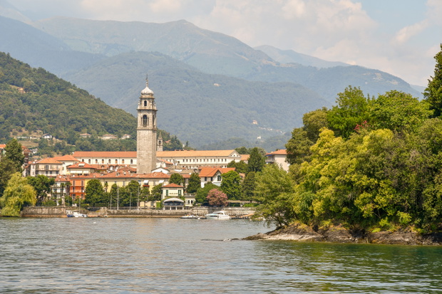 Panorama dal lago della città di Pallanza con barche e campanile, Isola di San Giovanni, Lago Maggiore, Piemonte, Italia