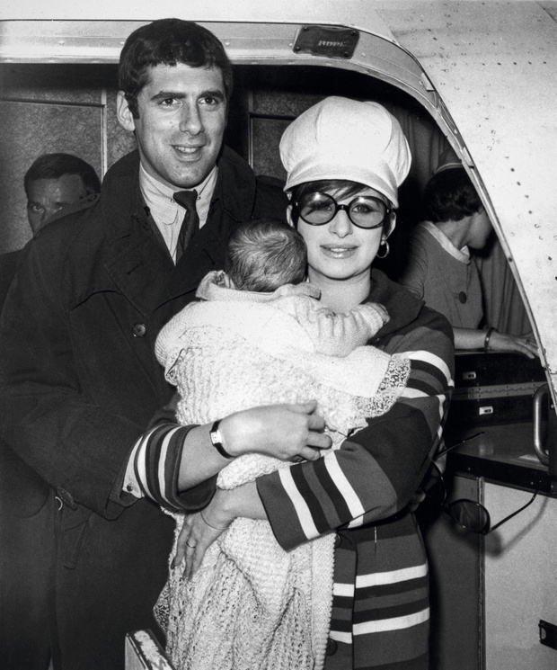 Z pierwszym mężem, aktorem Elliottem Gouldem i synem Jasonem. To małżeństwo nie przetrwało wielkiej kariery Streisand. Zdjęcie z 1967 roku.