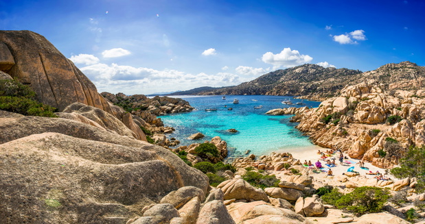 Panoramiczny widok na plażę Cala Coticcio