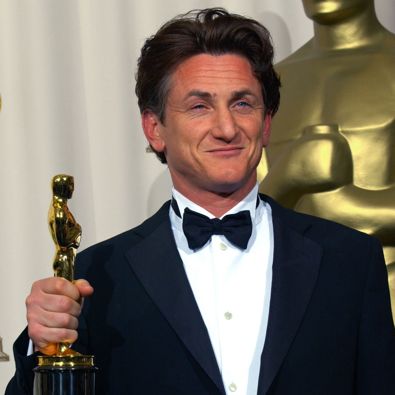 Sean Penn pozujący z Oscarem na 76. rozdaniu nagród Akademii Filmowej - 29.02.2004, Los Angeles, USA