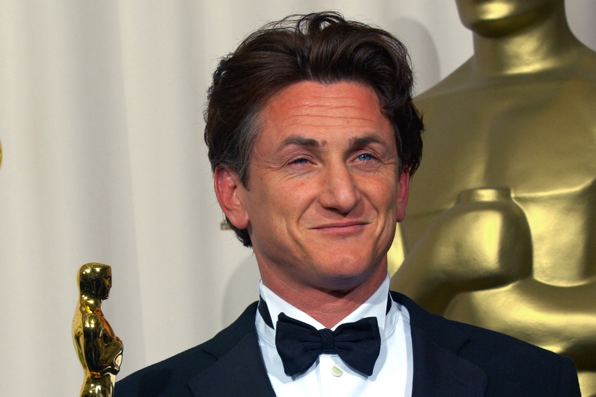 Sean Penn pozujący z Oscarem na 76. rozdaniu nagród Akademii Filmowej - 29.02.2004, Los Angeles, USA