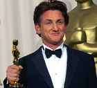 Sean Penn pozujący z Oscarem na 76. rozdaniu nagród Akademii Filmowej - 29.02.2004, Los Angeles, USA