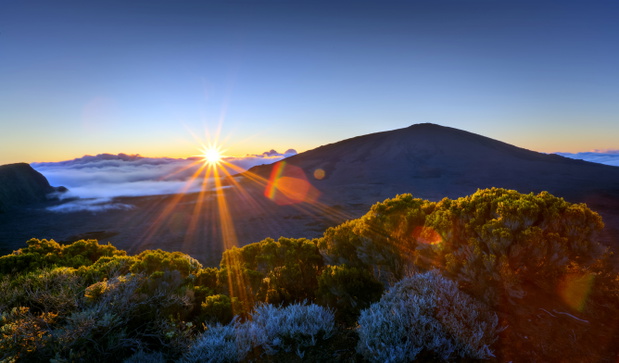 Wschód słońca nad wulkanem Piton de la Fournaise.