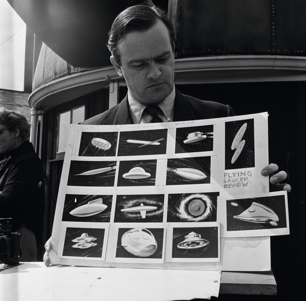 Derek Dempster, były pilot Królewskich Sił Powietrznych, pasjonował się UFO już w latach 50. Zainteresował tym tematem rodzinę królewską.