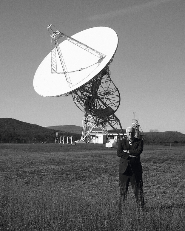 „Amerykański astrofizyk Frank Drake jako jeden z pierwszych szukał inteligencji w kosmosie. Tu na tle radioteleskopu o nazwie Tatel w stanie Virginia, USA.”
