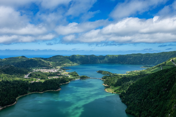Lagoa Verde i Lagoa Azul na Sao Miguel na Azorach. Najpiękniejsze atrakcje turystyczny Azorów. Malowniczo położone Sete Cidades nad dwoma kalderami wulkanicznymi.