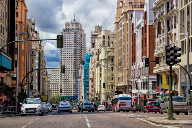 Arteria Gran Via nazywana jest Broadwayem Madrytu, pełno tu kin, teatrów, ale też barów i magazynów.