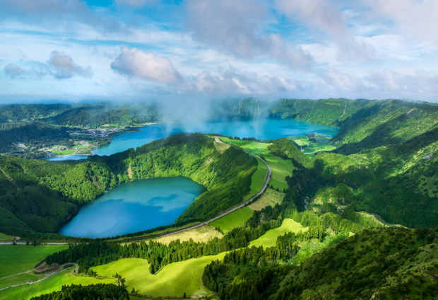 Bliźniacze jeziora Sete Cidades na wyspie São Miguel, ukazujące wulkaniczne krajobrazy Azorów i ich bujną, zieloną przyrodę.