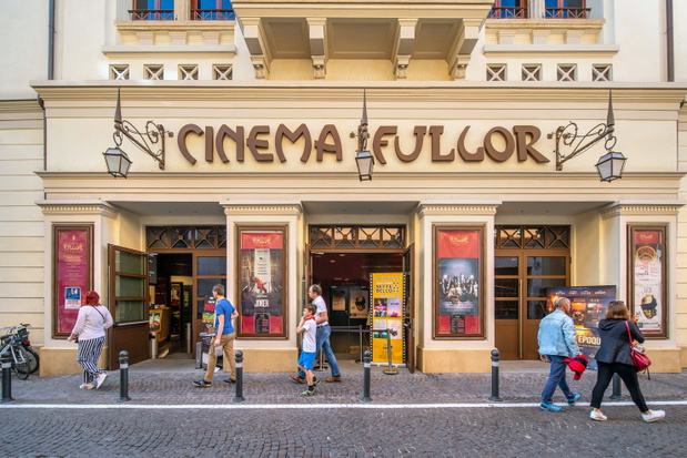 Siedząc na kolanach ojca, Federico obejrzał tam pierwszy w życiu film. Dziś Kino Fulgor jest częścią Muzeum Federica Felliniego.