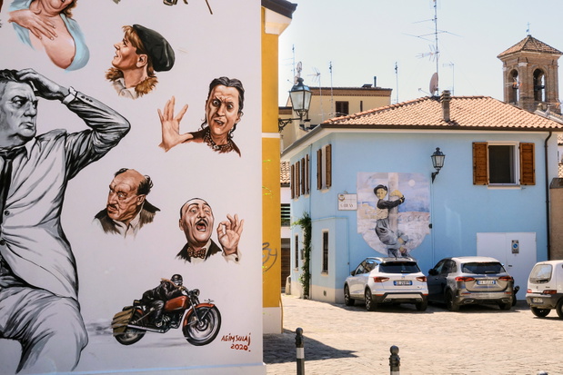 Liczne murale na ścianach dzielnicy San Giuliano upamiętniają geniusz reżysera Federica Felliniego.