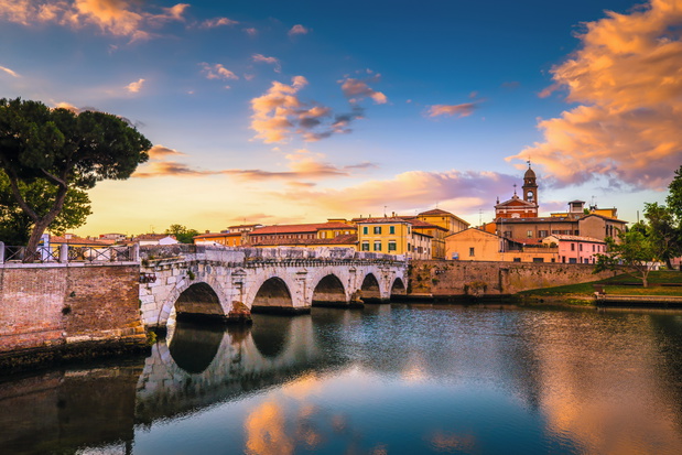 Most Tyberiusza, słynne miejsce do zwiedzania w Rimini o świcie, oddziela miasto od „dzielnicy Felliniego” San Giuliano.