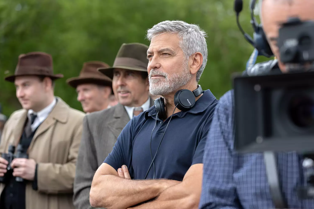 George Clooney na planie filmu "Ósemka za sternikiem"