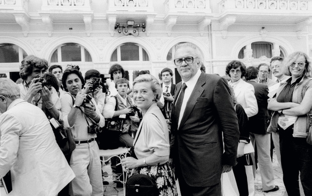 Federico Fellini z ukochaną żoną, aktorką Giuliettą Masiną, w jego rodzinnym mieście, 1986 rok.