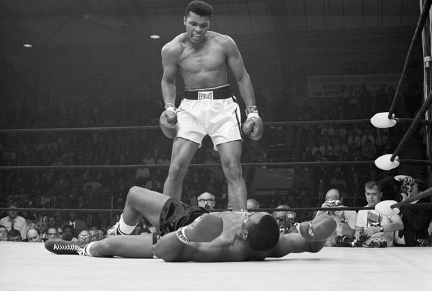 Muhammad Ali nokautujący Sonny'ego Listona