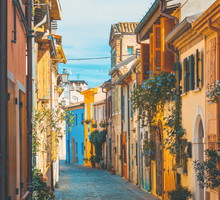 Dzielnicę Rimini San Giuliano w czasach dzieciństwa Felliniego zamieszkiwali rybacy i drobni rzemieślnicy. Dziś to najbardziej malowniczy zakątek miasta.