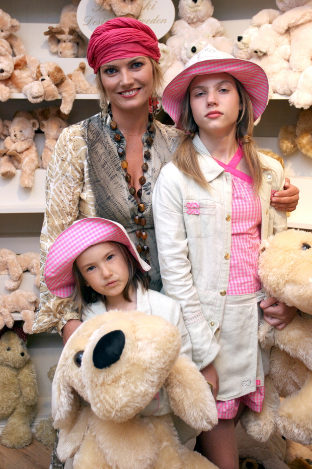 Małgorzata Lewińska z córkami: Helenką i Nastką, 2005 rok