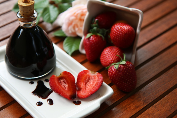 Ocet balsamiczny i truskawki