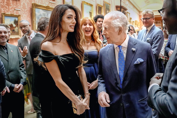 Król Karol III i Amal Clooney podczas przyjęcia dla laureatów King's Trust Awards w Pałacu Buckingham w Londynie (2025).