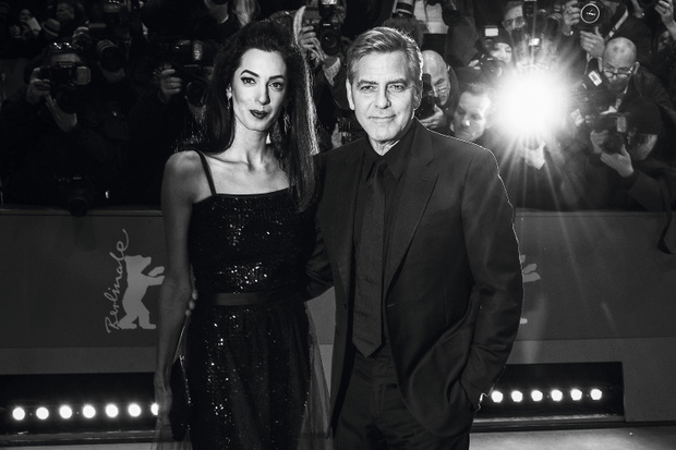 Amal Clooney towarzyszy mężowi podczas premiery filmu „Ave, Cezar!” na Międzynarodowym Festiwalu Filmowym w Berlinie. Ich obecność wzbudza ogromne zainteresowanie (2016).