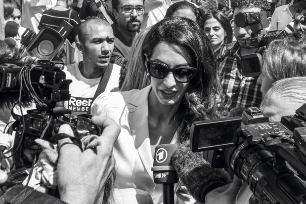 Amal Clooney podczas batalii o uwolnienie dziennikarzy Al-Dżaziry z egipskiego więzienia w Kairze (2015).