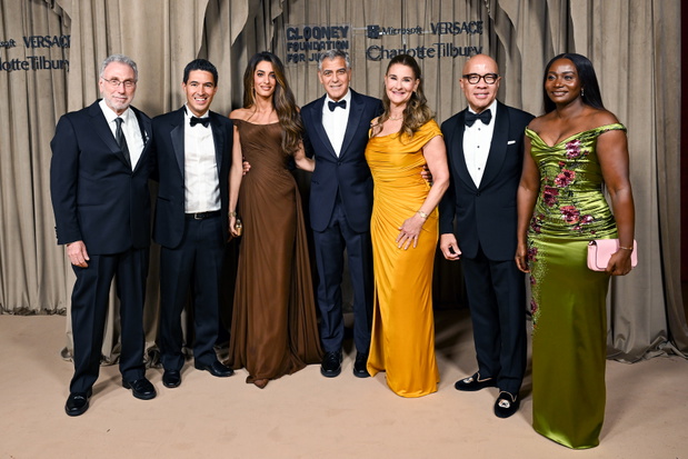 Gala Fundacji na rzecz Sprawiedliwości założonej przez Amal i George'a Clooneyów. Obok George'a Clooneya widoczna jest Melinda Gates (Londyn, 2025).
