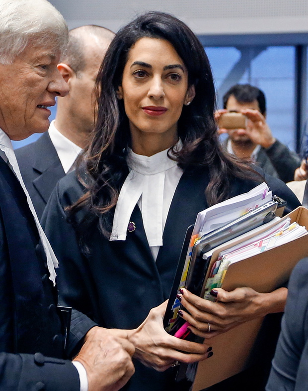 Amal Clooney w Europejskim Trybunale Praw Człowieka w Strasburgu jako adwokatka reprezentowała rząd Armenii w sprawie przeciwko negowaniu ludobójstwa Ormian (2015).