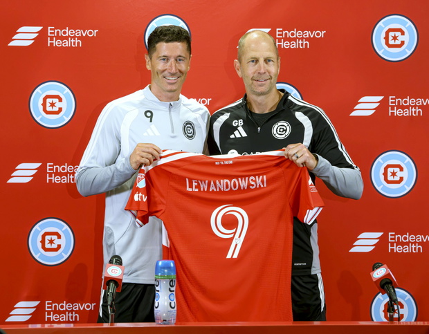 14.07.2026. Chicago, USA. Prezentacja Roberta Lewandowskiego w klubie piłkarskim Chicago Fire. Pierszy trening i konferencja prasowa z udziałem piłkarza. Na zdjeciu z trenerem drużyny Greggiem Berhalterem