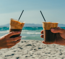 Mrożona kawa na plaży