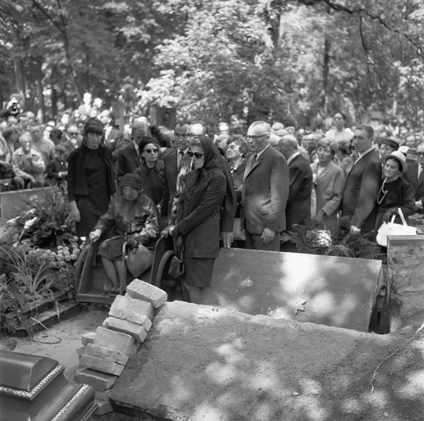 Uczestnicy uroczystoci pogrzebowej na warszawskich Pow¹zkach