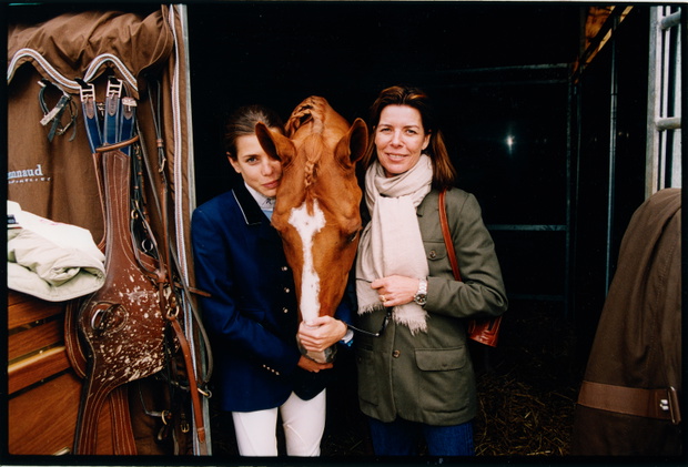 Charlotte Casiraghi i jej matka, Karolina, księżna Hanoweru. Łączy je zamiłowanie do literatury, filozofii i jazdy konnej.