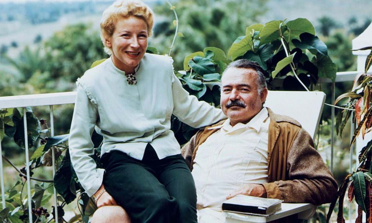 Ernest Hemingway z czwartą żoną Mary Welsh. To małżeństwo trwało najdłużej – 15 lat, aż do śmierci pisarza. Zdjęcie wykonano na tarasie widokowym jego ukochanej willi Finca Vigía niedaleko Hawany.