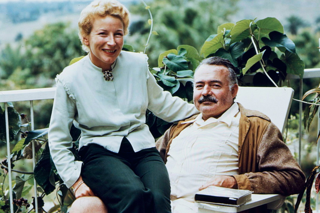 Ernest Hemingway z czwartą żoną Mary Welsh. To małżeństwo trwało najdłużej – 15 lat, aż do śmierci pisarza. Zdjęcie wykonano na tarasie widokowym jego ukochanej willi Finca Vigía niedaleko Hawany.