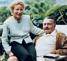 Ernest Hemingway z czwartą żoną Mary Welsh. To małżeństwo trwało najdłużej – 15 lat, aż do śmierci pisarza. Zdjęcie wykonano na tarasie widokowym jego ukochanej willi Finca Vigía niedaleko Hawany.