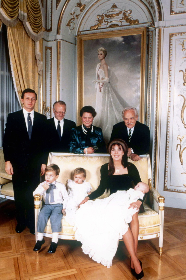 Portret rodzinny: na kanapie księżniczka Karolina z Andreą, Charlotte i małym Pierre'em, za nią książę Rainier III oraz Stefano Casiraghi z rodzicami. Monako, lata 80.