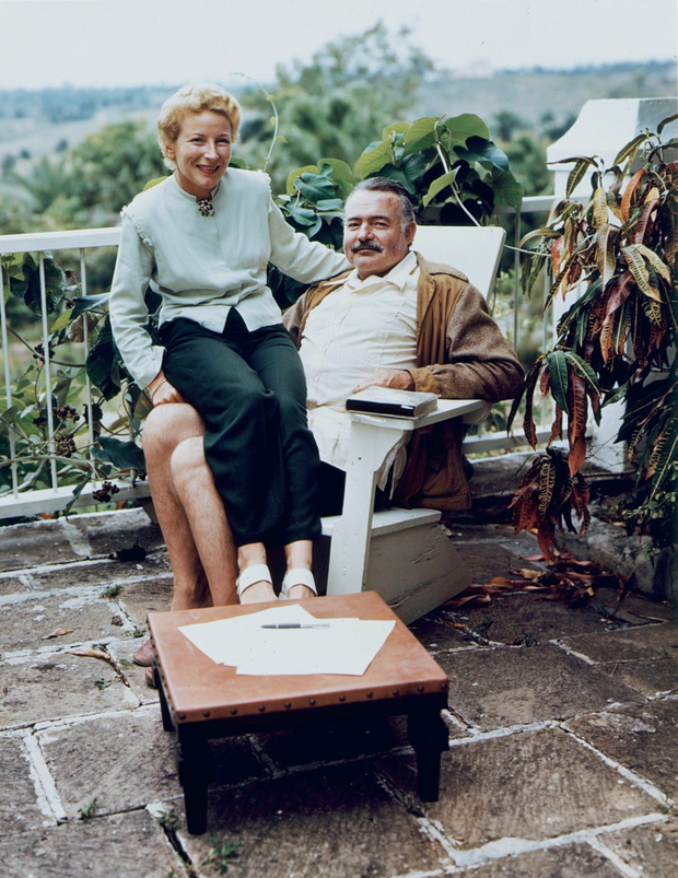 Ernest Hemingway z czwartą żoną Mary Welsh. To małżeństwo trwało najdłużej – 15 lat, aż do śmierci pisarza. Zdjęcie wykonano na tarasie widokowym jego ukochanej willi Finca Vigía niedaleko Hawany.