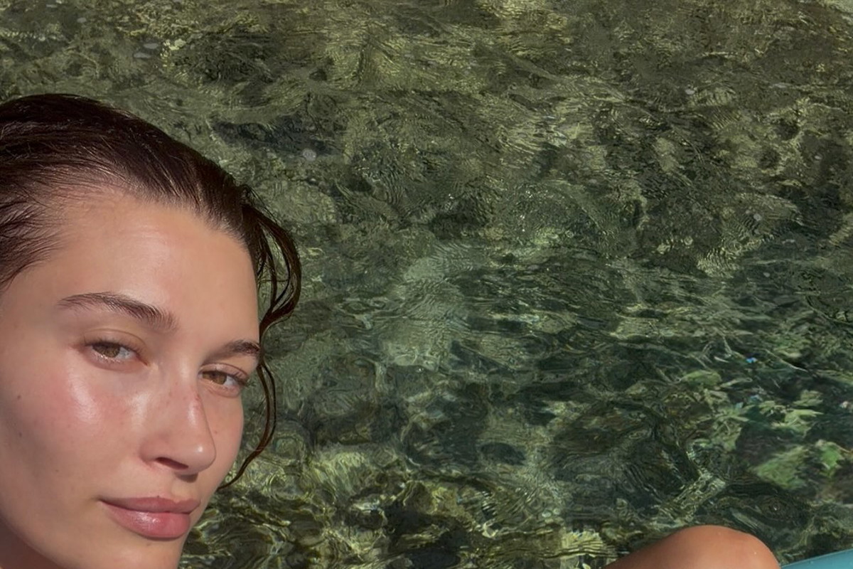 Hailey Bieber w najmodniejszym metalicznym bikini