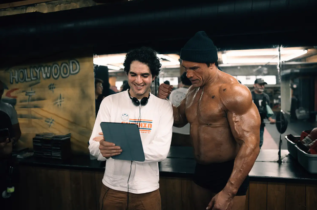 Benny Safdie i Dwayne Johnson na planie filmu "The Smashing Machine"