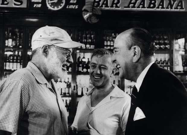 Ernest Hemingway z aktorami Alekiem Guinnessem i Noëlem Cowardem podczas zdjęć do amerykańskiego filmu „Nasz człowiek w Hawanie” (1959).