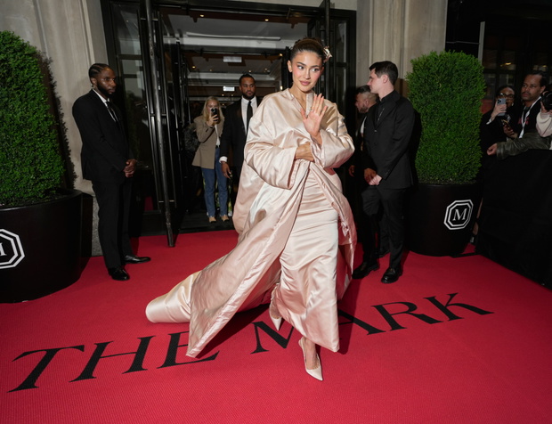 Kylie Jenner w beżowej kreacji Oscara de la Renty inspirowanej stylem dawnego Hollywood, Met Gala, Nowy Jork, 2024 r.