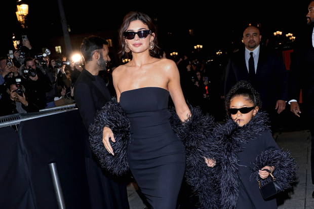 Kylie Jenner z córką Stormi Webster na pokazie haute couture Valentino podczas Paryskiego Tygodnia Mody, 2024 r.