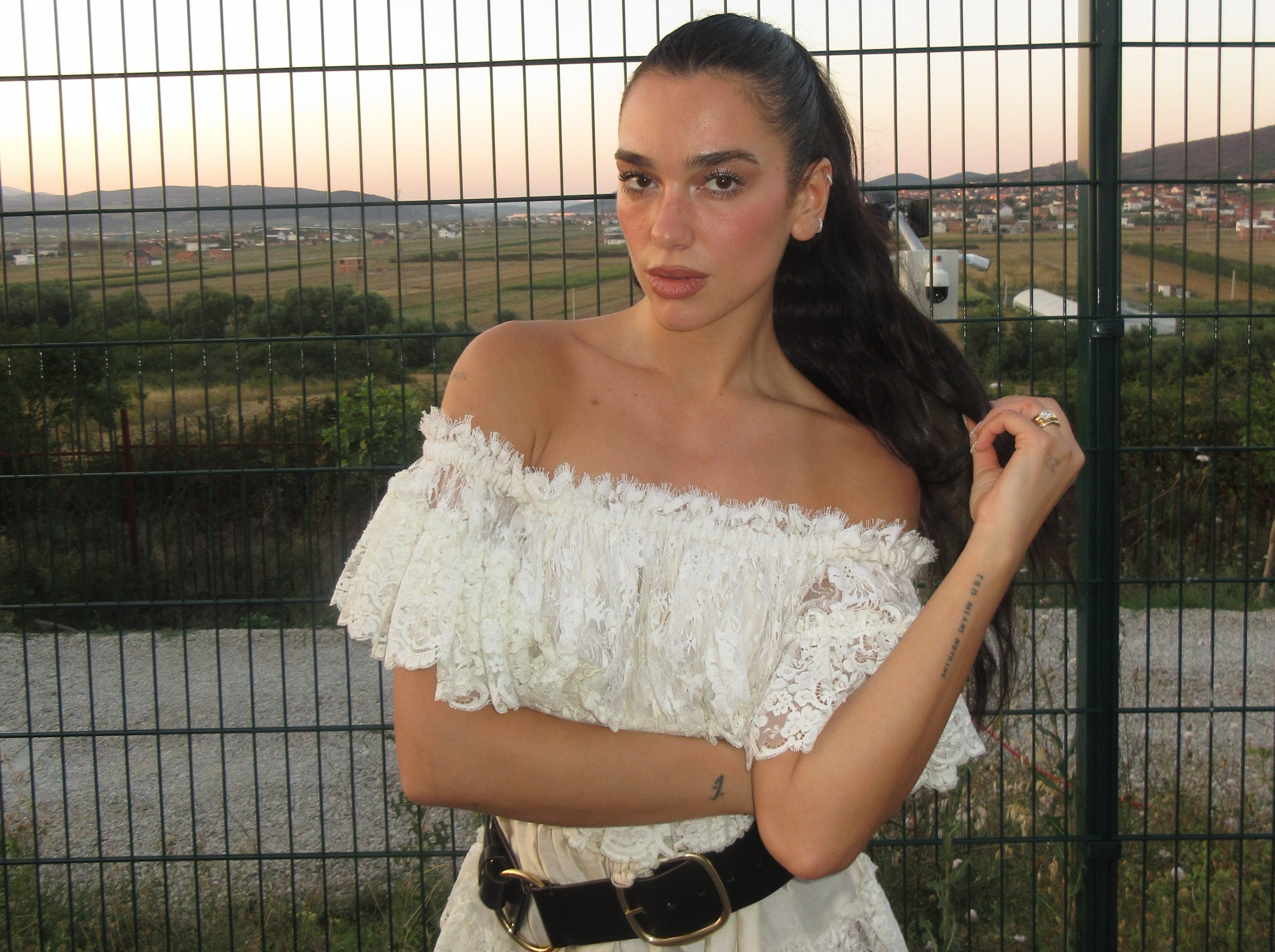 Dua Lipa w koronkowym kombinezonie