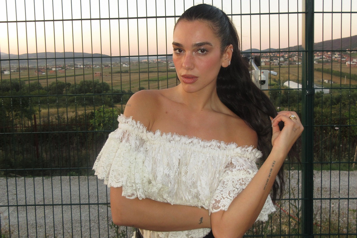 Dua Lipa w koronkowym kombinezonie